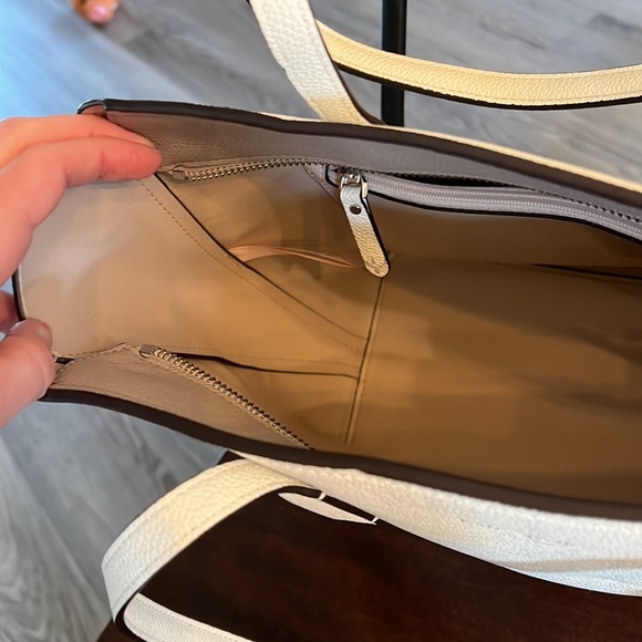 White,tote. Straps,bottom great condition. Front small wrinkle. - Picture 6 of 10